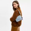 Bolso bandolera Mini Carey en denim desgastado con Charms