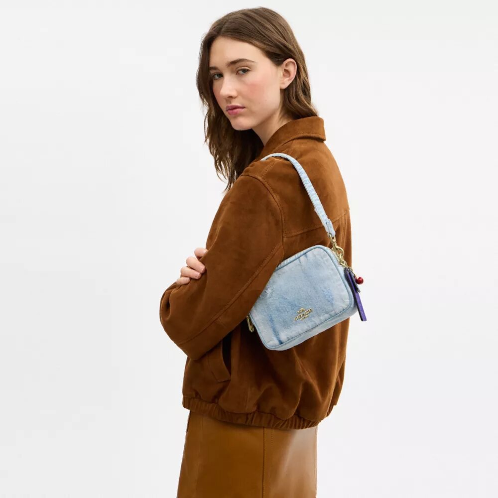 Bolso bandolera Mini Carey en denim desgastado con Charms