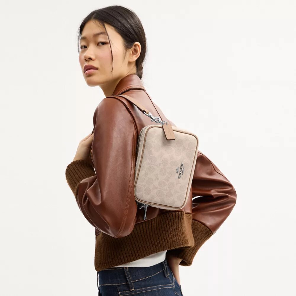 Bolso bandolera Mini Carey en Signature Canvas