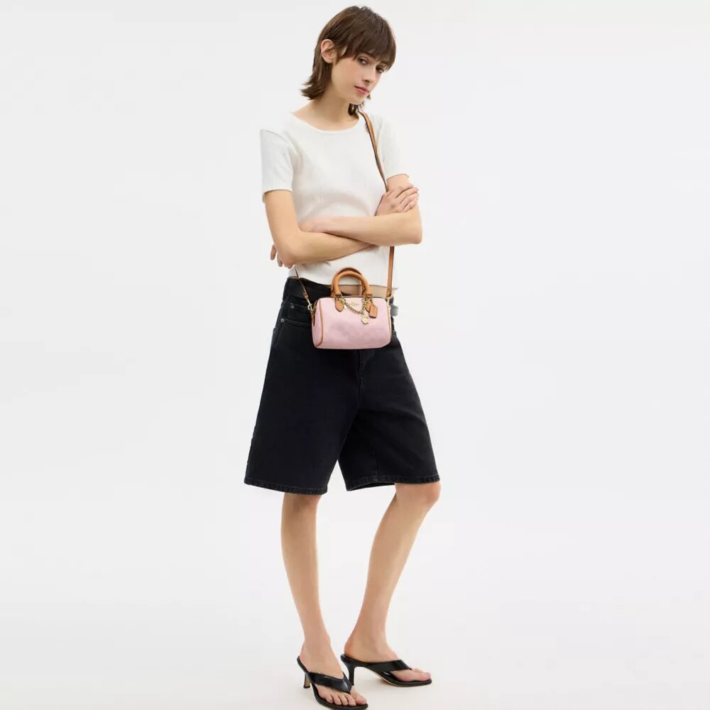 Bolso bandolera Mini Rowan en Signature Canvas con Charms