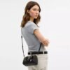 Bolso bandolera Mini Rowan en Signature Canvas con Charms