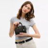 Bolso bandolera Mini Rowan en Signature Canvas con Charms