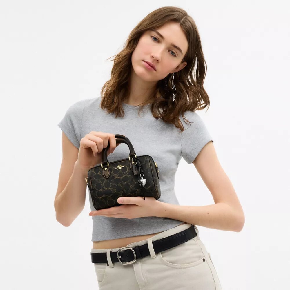 Bolso bandolera Mini Rowan en Signature Canvas con Charms