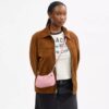 Bolso bandolera mini Teri en piel exclusiva con colgante de corazón