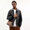 Bolso bandolera pequeño con solapa «Jack» en Signature Canvas