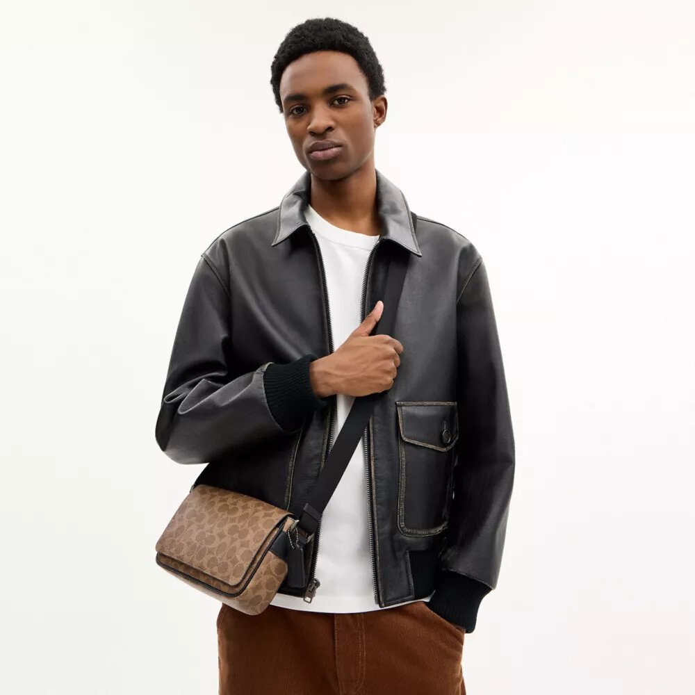 Bolso bandolera pequeño con solapa «Jack» en Signature Canvas