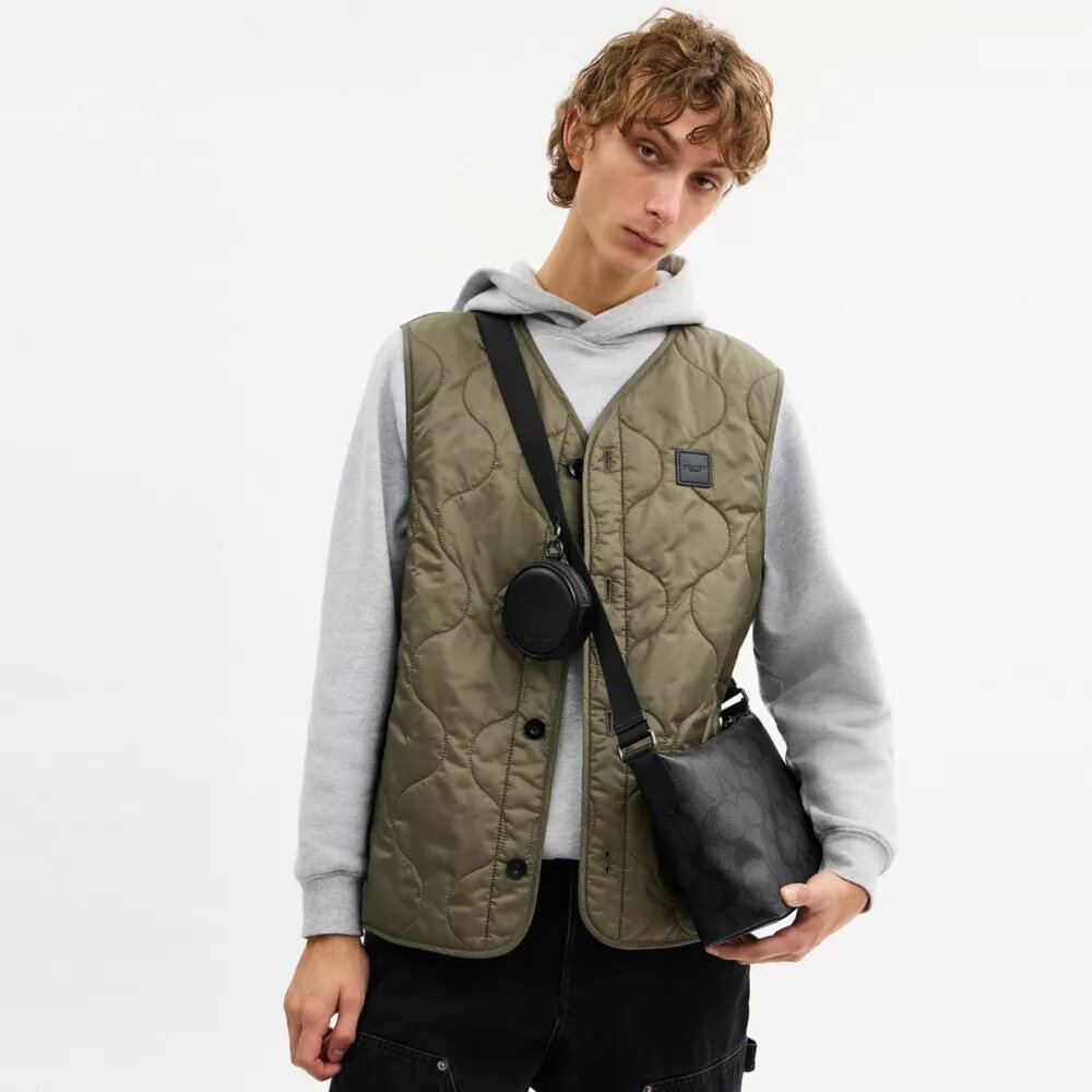 Bolso bandolera pequeño Finn con bolsita en Signature Canvas