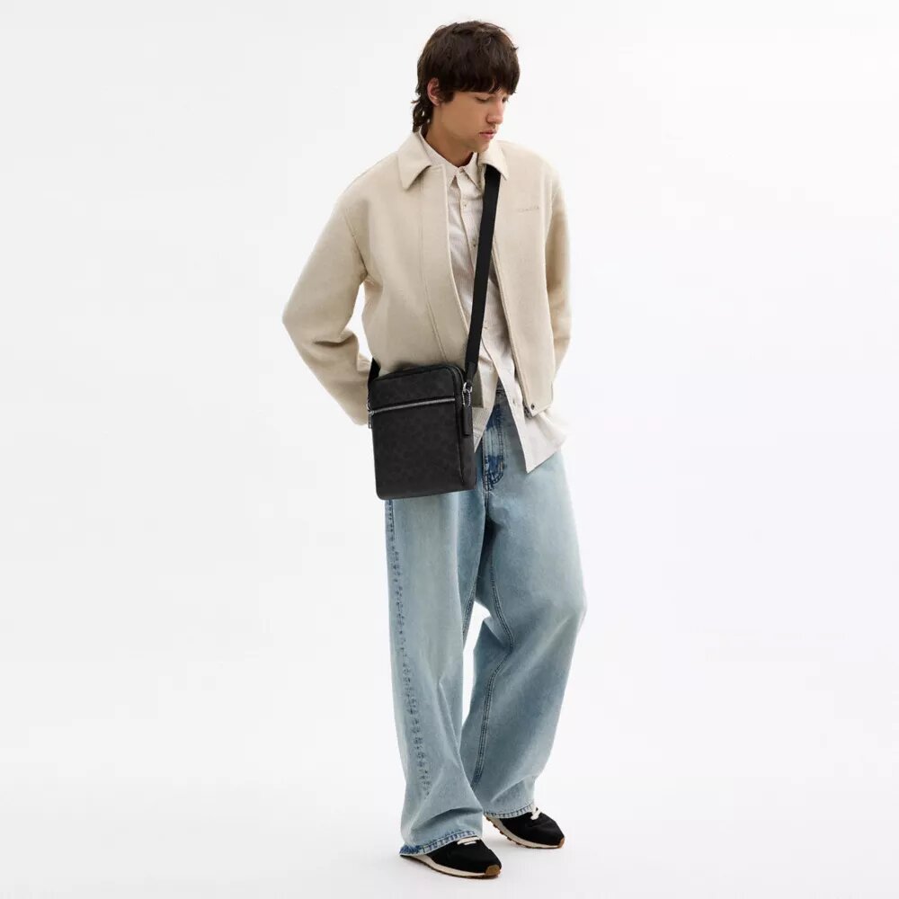 Bolso bandolera Tristan 22 en Signature Canvas