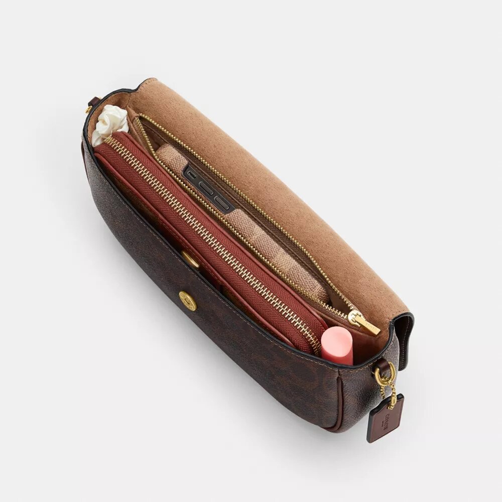 Bolso Brooke con solapa y cadena en Signature Canvas