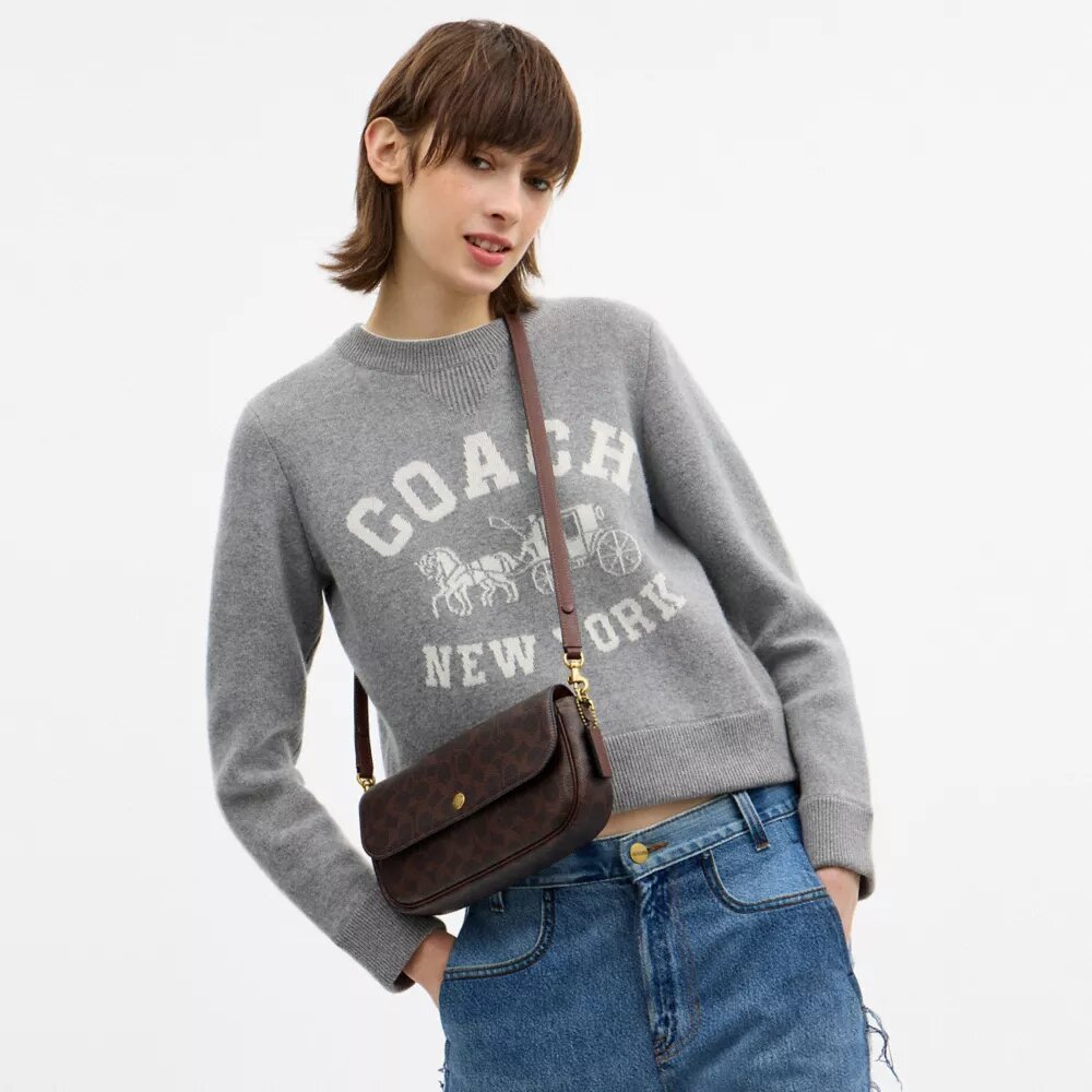 Bolso Brooke con solapa y cadena en Signature Canvas