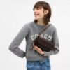 Bolso Brooke con solapa y cadena en Signature Canvas
