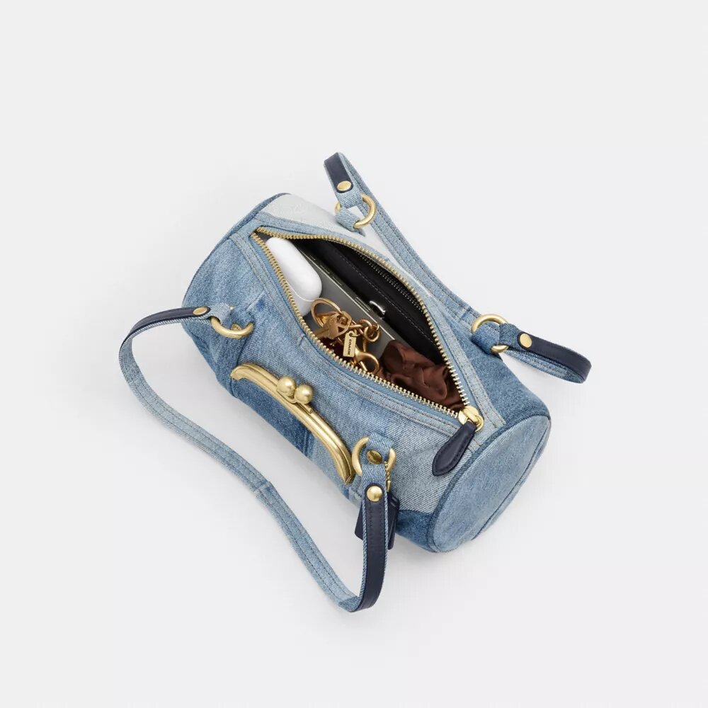 Bolso cilíndrico con cierre Kisslock de 28 en denim reciclado