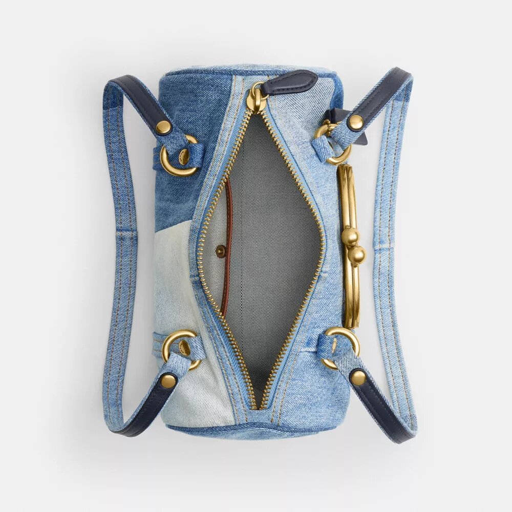 Bolso cilíndrico con cierre Kisslock de 28 en denim reciclado