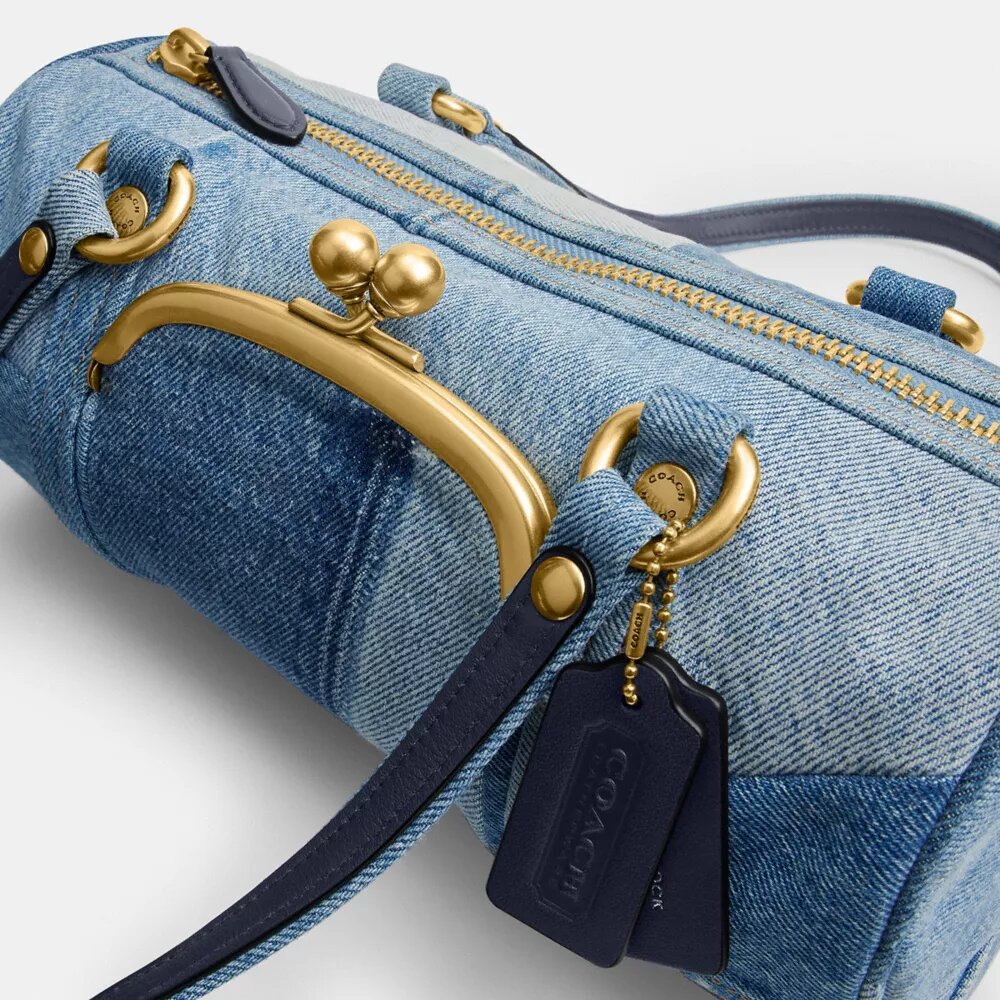 Bolso cilíndrico con cierre Kisslock de 28 en denim reciclado