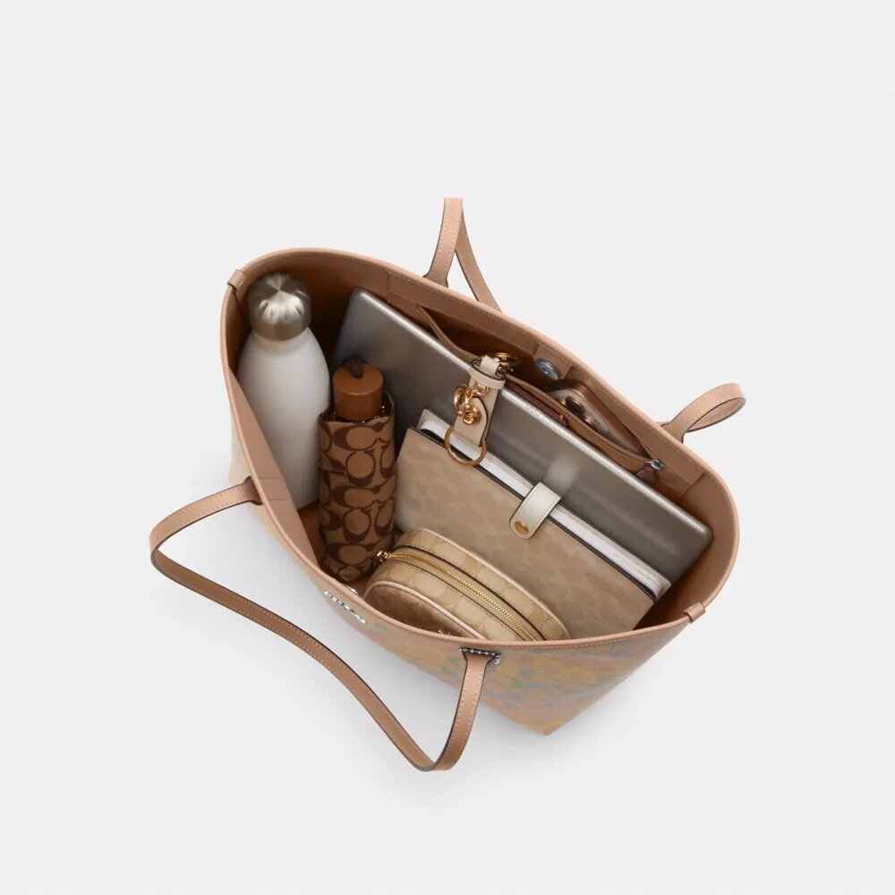 Bolso City Tote en Signature Canvas Rainbow