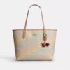 Bolso City Tote en Signature Canvas Rainbow
