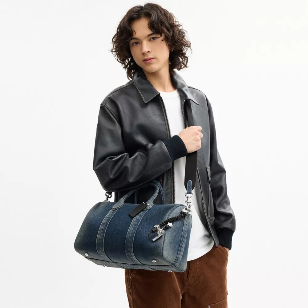 Bolso Compass 35 en denim de algodón regenerativo con Charms