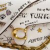 Bolso de hombro con lengüeta de cadena y estampado «Sketch»
