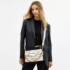 Bolso de hombro con lengüeta de cadena y estampado «Sketch»