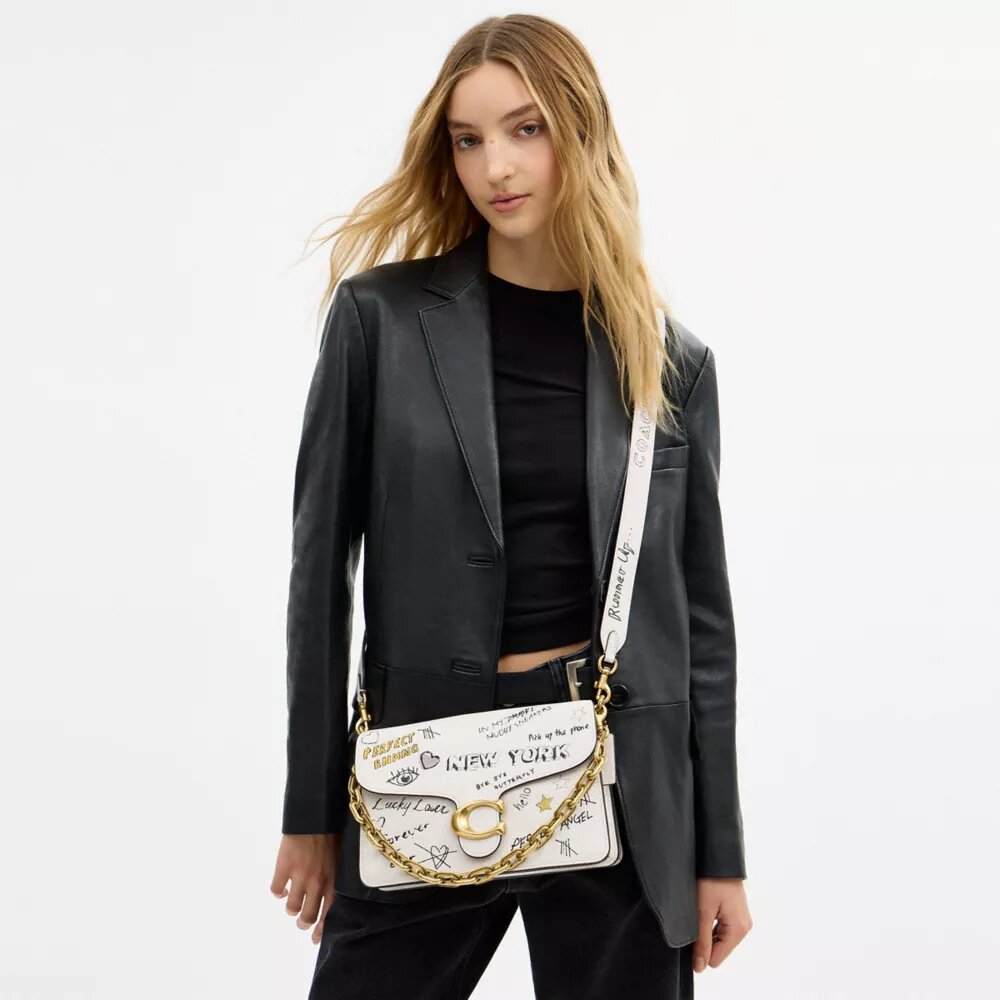 Bolso de hombro con lengüeta de cadena y estampado «Sketch»