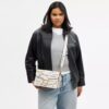 Bolso de hombro con lengüeta de cadena y estampado «Sketch»