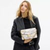 Bolso de hombro con lengüeta de cadena y estampado «Sketch»
