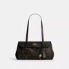 Bolso de hombro con solapa Bridget en Signature Canvas con Charms