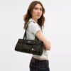 Bolso de hombro con solapa Bridget en Signature Canvas con Charms