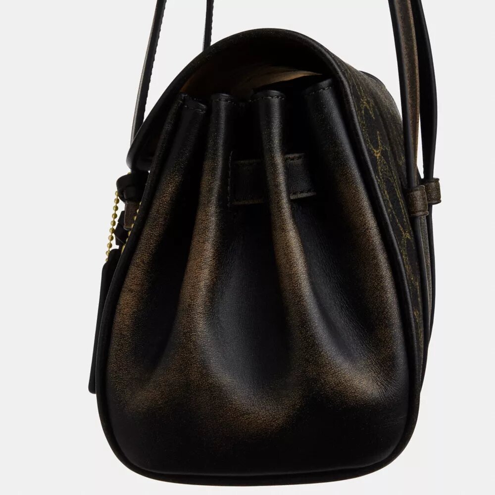 Bolso de hombro con solapa Bridget en Signature Canvas con Charms