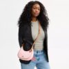 Bolso de hombro Emily en Signature Canvas con Charms