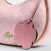 Bolso de hombro Emily en Signature Canvas con Charms