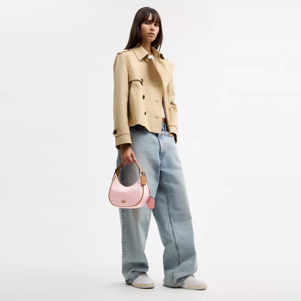 Bolso de hombro Emily en Signature Canvas con Charms