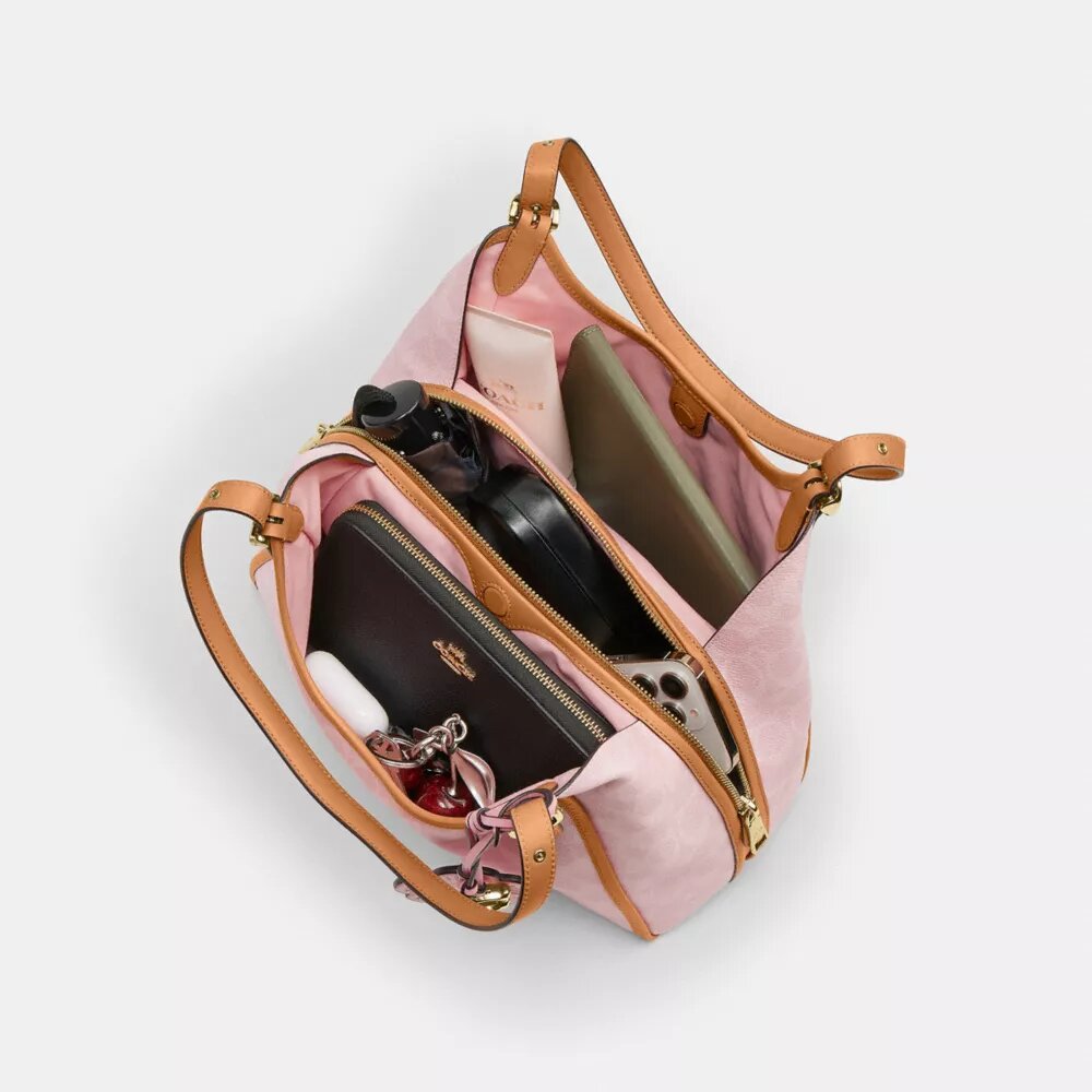 Bolso de hombro Erin en Signature Canvas con Charms