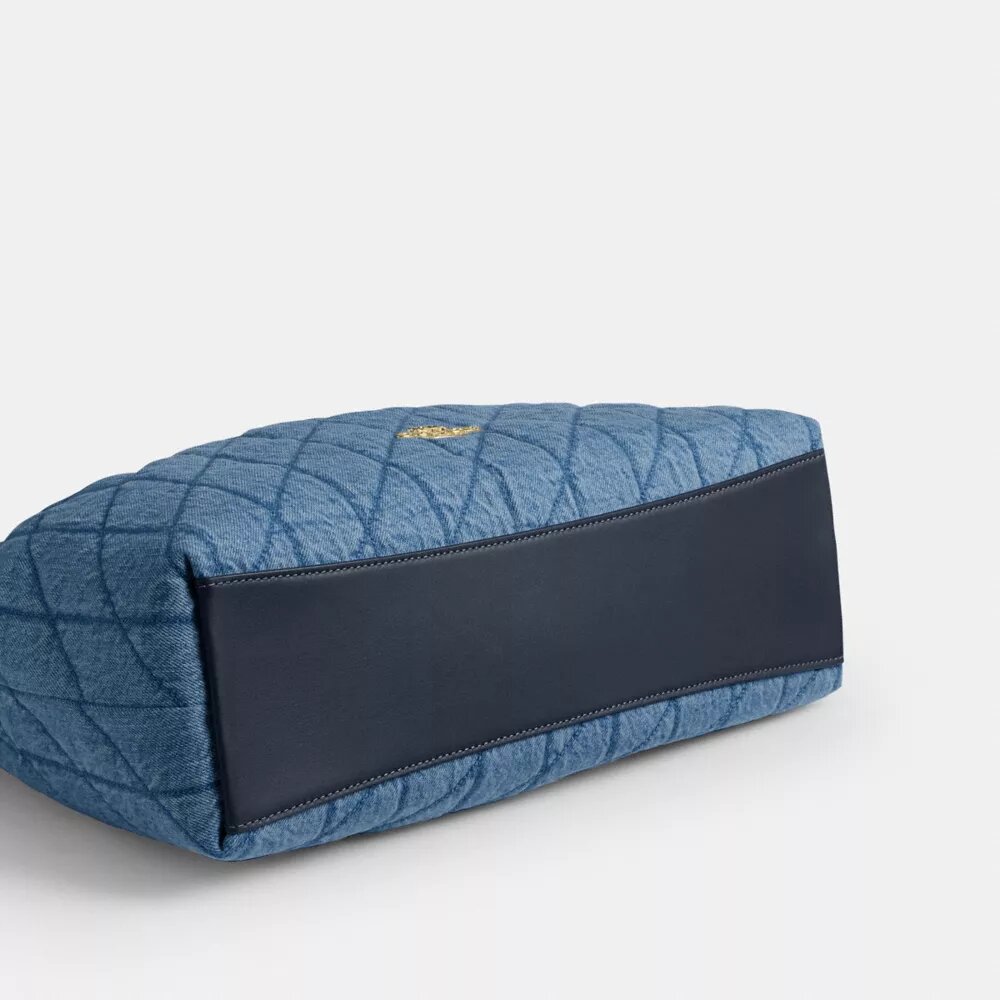 Bolso de hombro grande Evelyn de algodón regenerativo con acolchado