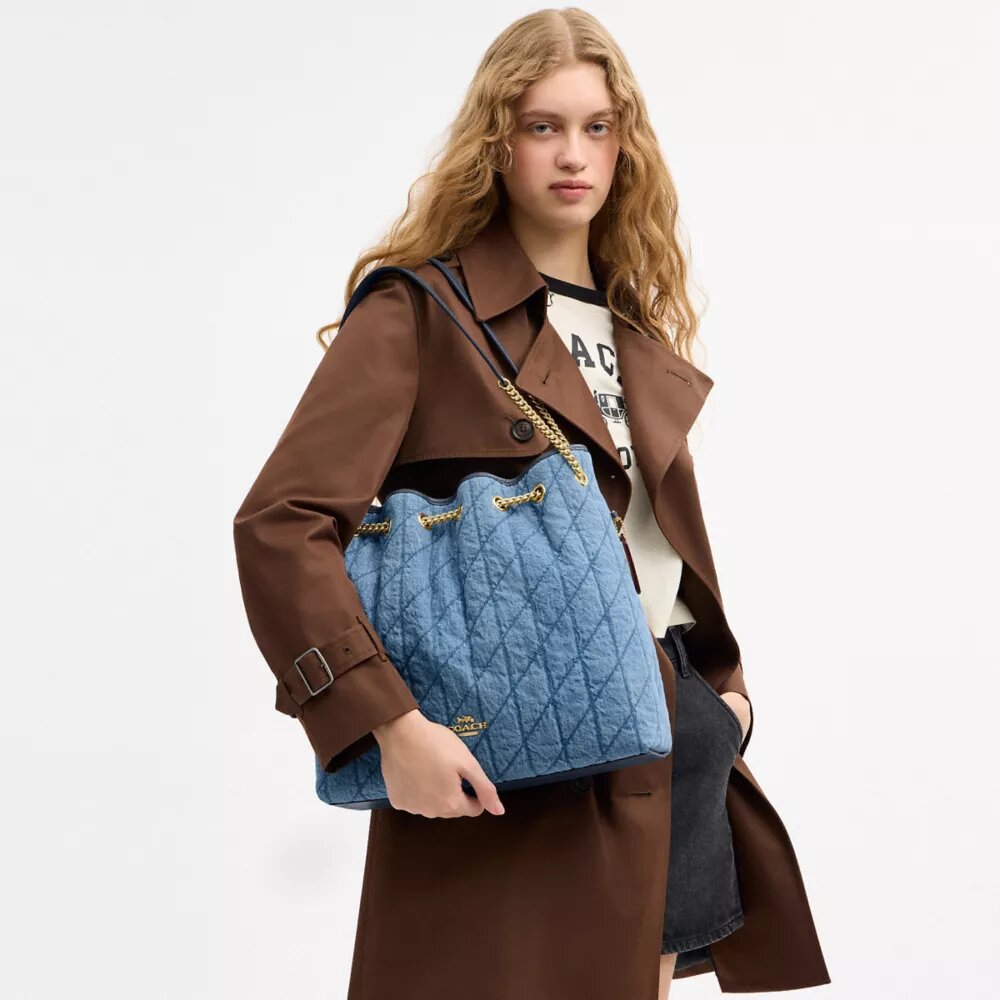 Bolso de hombro grande Evelyn de algodón regenerativo con acolchado