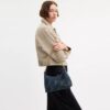 Bolso de hombro Juliet 25 en denim de algodón regenerativo con acolchado