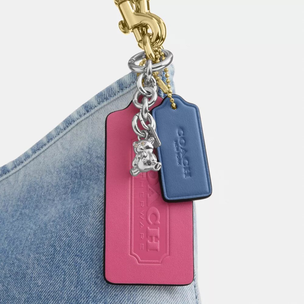 Bolso de hombro Laurel en denim desgastado con Charms
