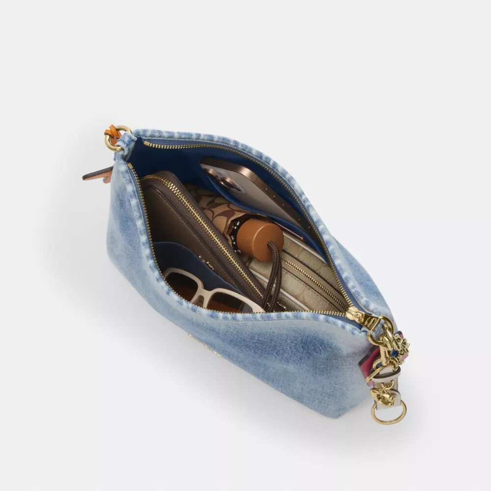 Bolso de hombro Laurel en denim desgastado con Charms