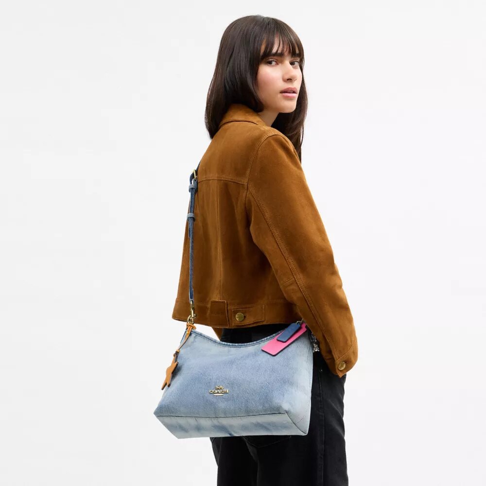 Bolso de hombro Laurel en denim desgastado con Charms