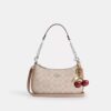 Bolso de hombro Teri en Signature Canvas