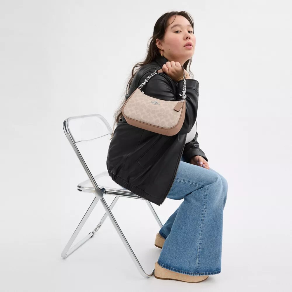 Bolso de hombro Teri en Signature Canvas