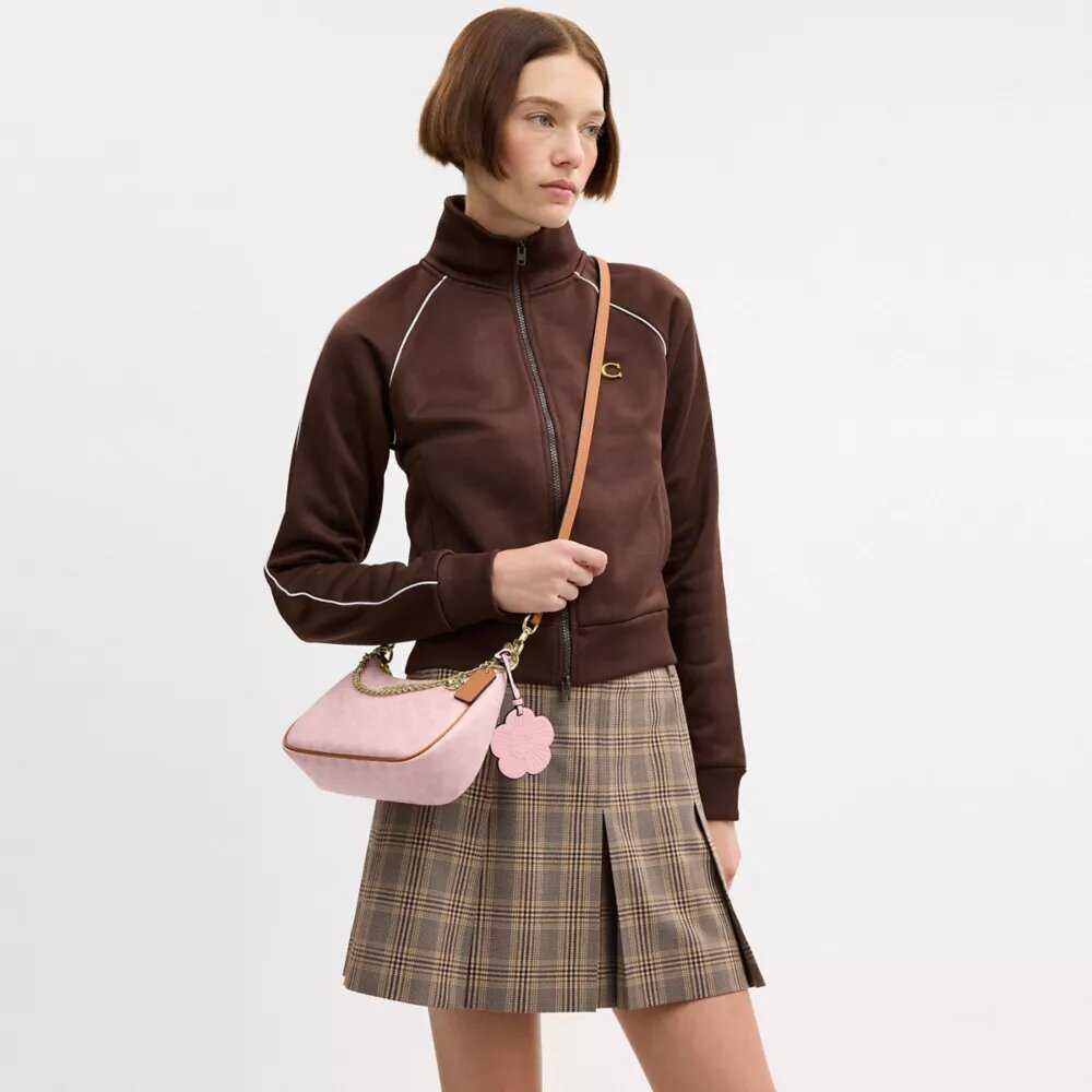 Bolso de hombro Teri en Signature Canvas con Charms