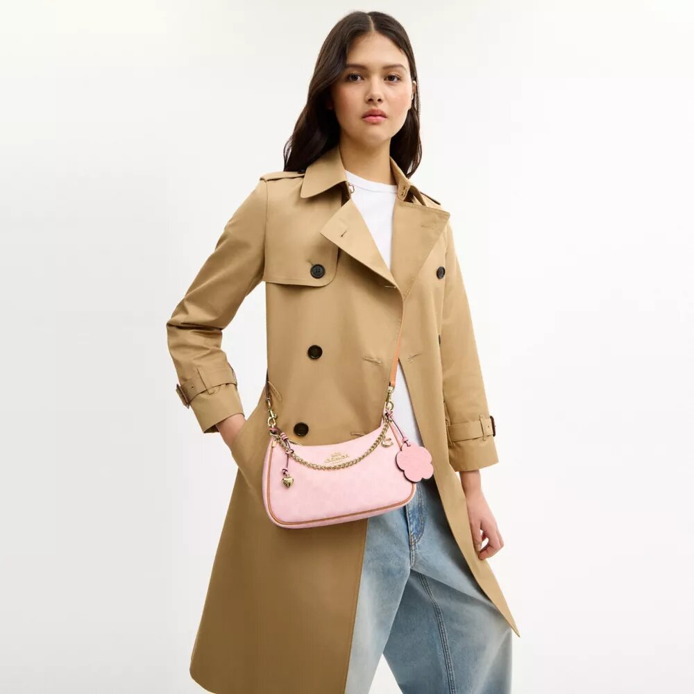 Bolso de hombro Teri en Signature Canvas con Charms