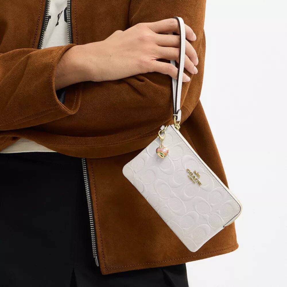 Bolso de pulsera con cremallera en la esquina, en piel exclusiva con Charms en forma de corazón