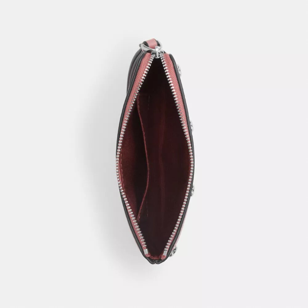 Bolso de pulsera con cremallera en la esquina y remaches en forma de corazón