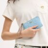 Bolso de pulsera con cremallera en las esquinas de piel exclusiva