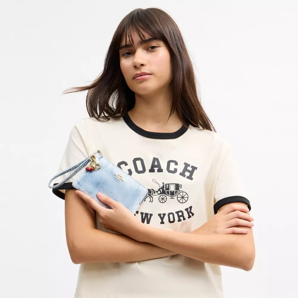 Bolso de pulsera con cremallera en las esquinas, en denim desgastado con Charms