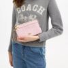 Bolso de pulsera con doble cremallera en Signature Canvas con Charms