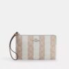 Bolso de pulsera grande con cremallera en esquina de Signature Canvas