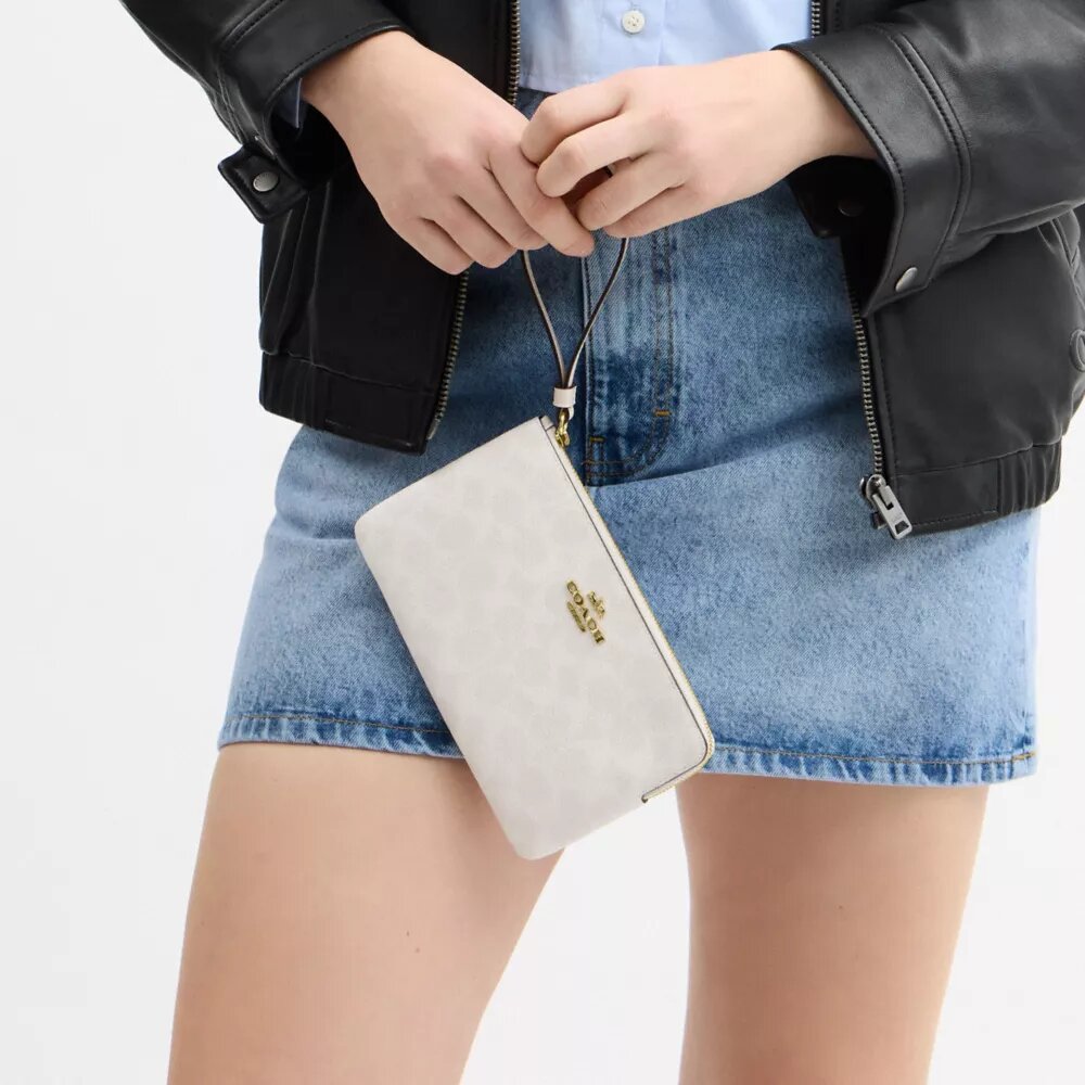 Bolso de pulsera grande con cremallera en esquina de Signature Canvas